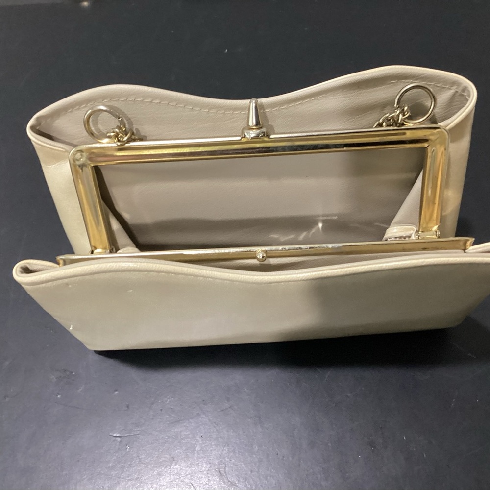 Vintage late 1960s purse cream color. Pre-owned. - Picture 4 of 6